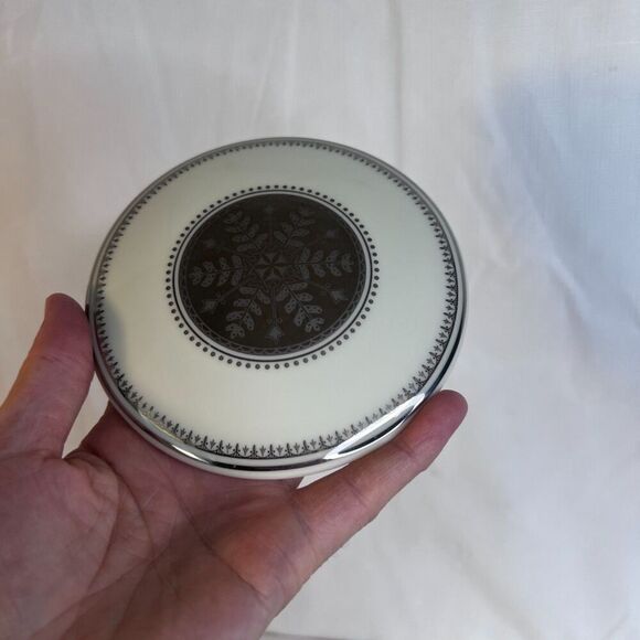 Mikasa Fine China White Christmas Covered Candy Trinket Dish L3242 Snowflake - Picture 8 of 9